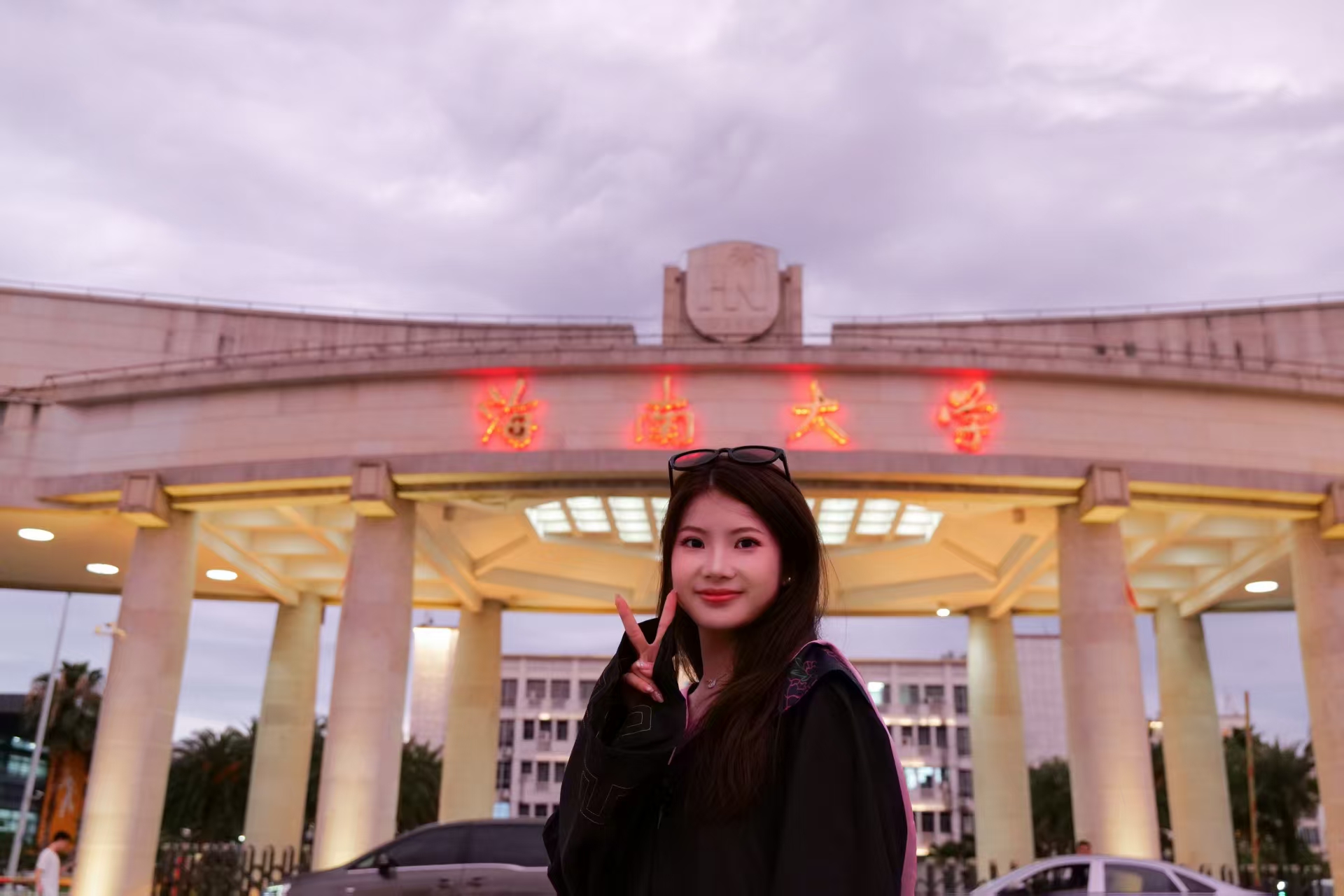 海南大学校门与毕业留影